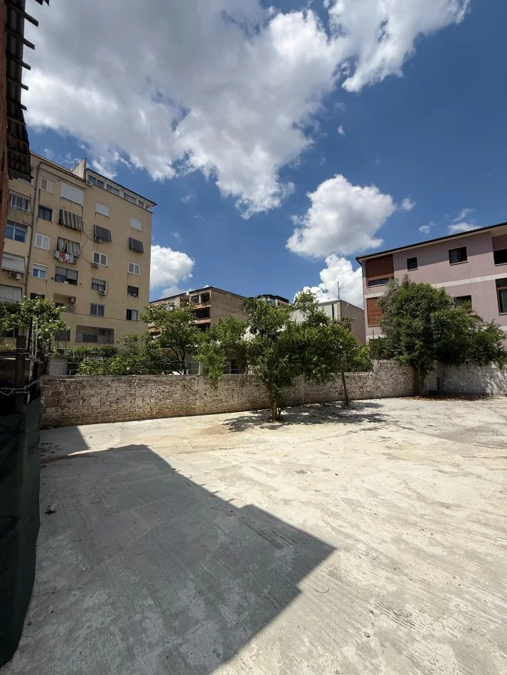 Tirane, jepet me qera shtepi 2+1+Ballkon Kati 1, 80 m² 1.000 € (Albanopoli)