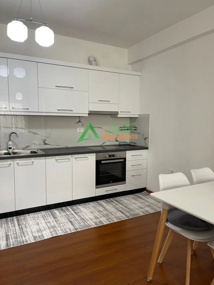 Tirane, jepet me qera apartament 2+1+Ballkon Kati 8, 80 m² 600 € (Rruga Ndre Mjeda, Kompleksi Star)