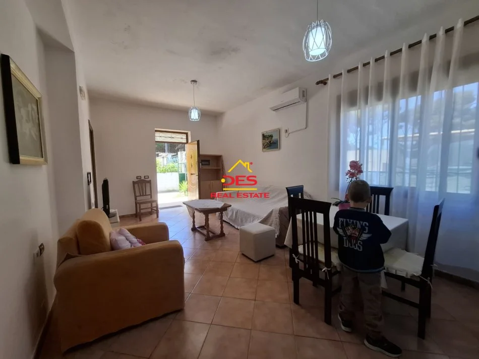 Vlore, jap me qera shtepi 1+1+Ballkon Kati 0, 60 m² 350 € (Rruga Sazani)