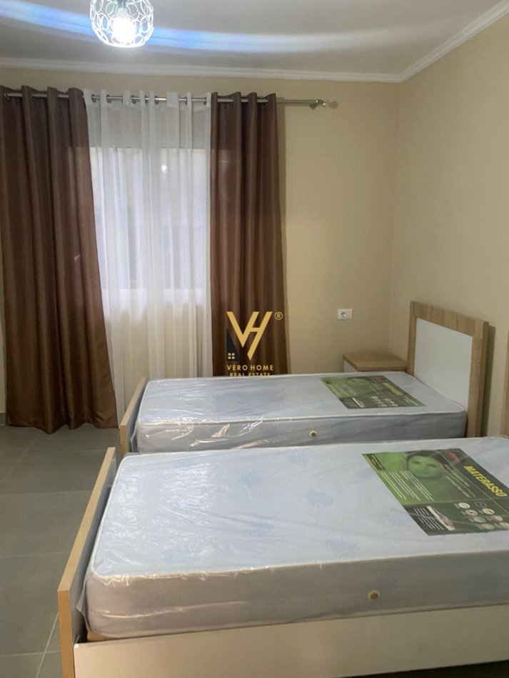 Tirane, jepet me qera apartament 1+1+Ballkon Kati 1, 65 m² 400 € (LAPRAKE)