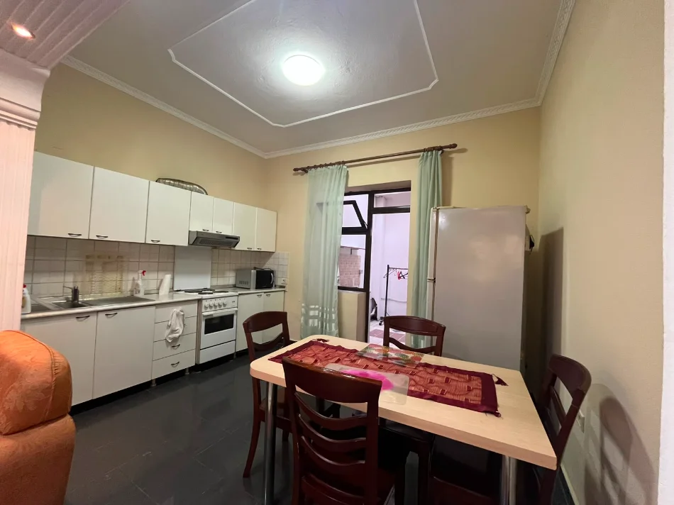 Tirane, jepet me qera apartament 1+1 Kati 1, 82 m² 500 € (Rruda e Dibres)
