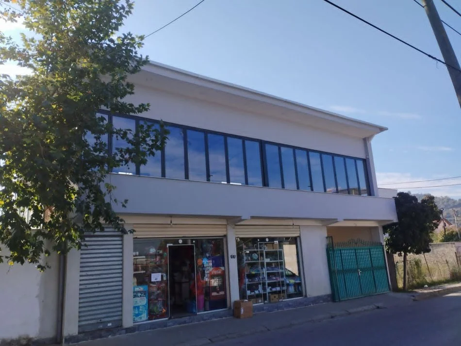 Tirane, jepet me qera dyqan Kati 2, 100 m² 450 € (Yrshek)