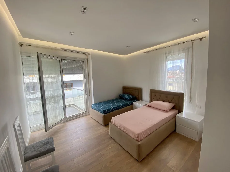 Tirane, jepet me qera apartament 2+1+Ballkon Kati 1, 75 m² 500 € (Prane Tregut Ushqimor, Selite)