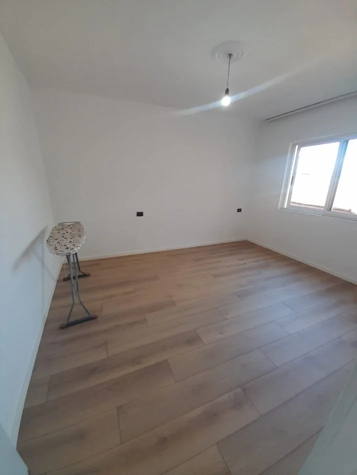 Tirane, jepet me qera apartament 1+1+Ballkon Kati 4, 60 m² 400 € (21 Dhjetori)