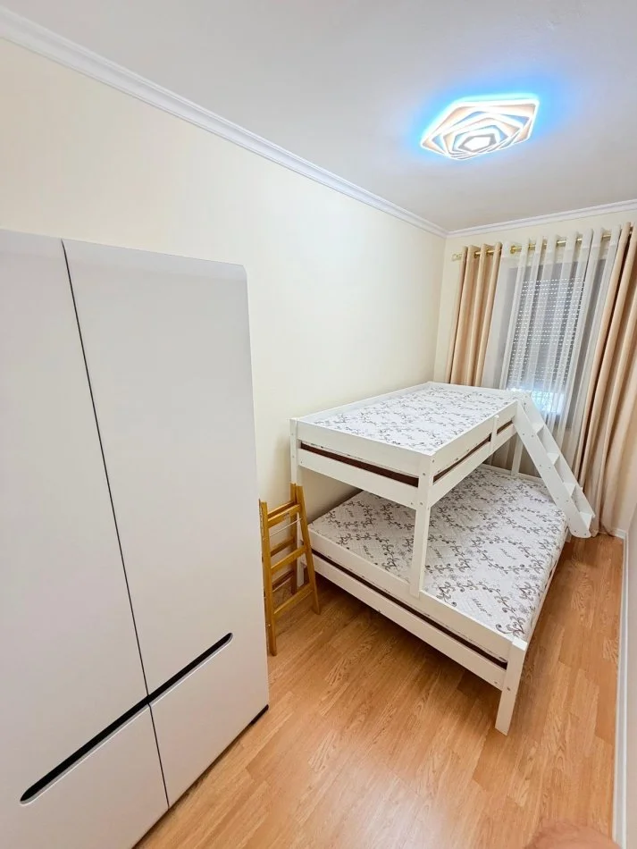 Tirane, jepet me qera apartament 2+1+Ballkon Kati 5, 80 m² 1.200 € (Rruga e Kosovareve)