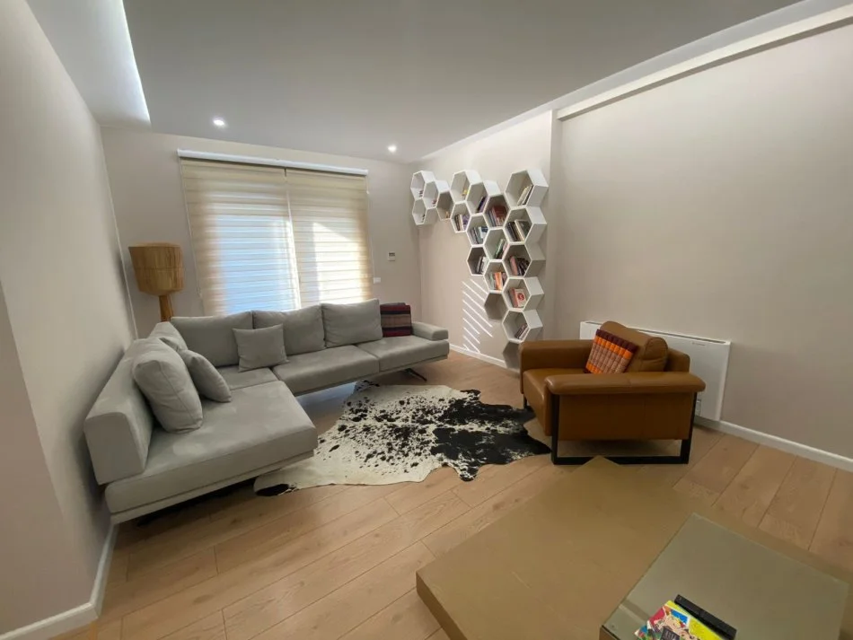 Tirane, jepet me qera apartament 3+1+Aneks+Ballkon Kati 2, 190 m² 1.500 € (MYSLYM SHYRI)