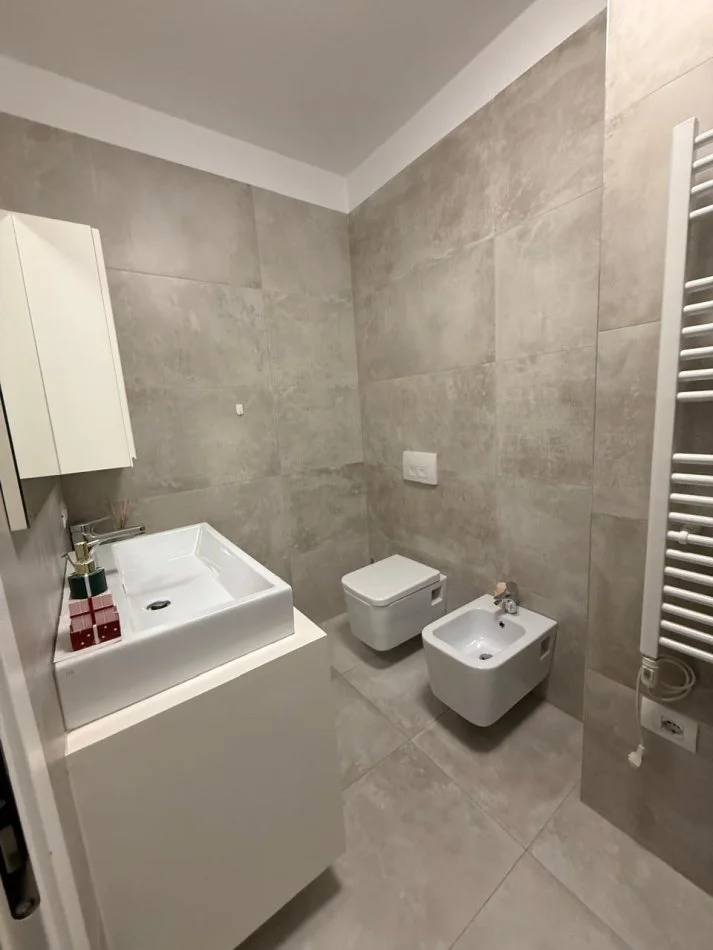 Tirane, jepet me qera apartament 1+1+Ballkon Kati 5, 800 € (him kolli)
