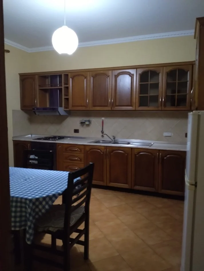 Tirane, jepet me qera apartament 2+1 Kati 2, 100 m² 401 € (rruga ethem haxhi beu)