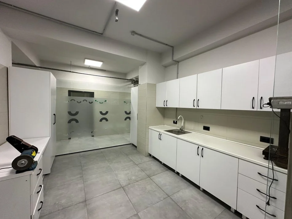 Tirane, jepet me qera magazine Kati -1, 1.200 m² 8.000 € (kthesa e kamzes)