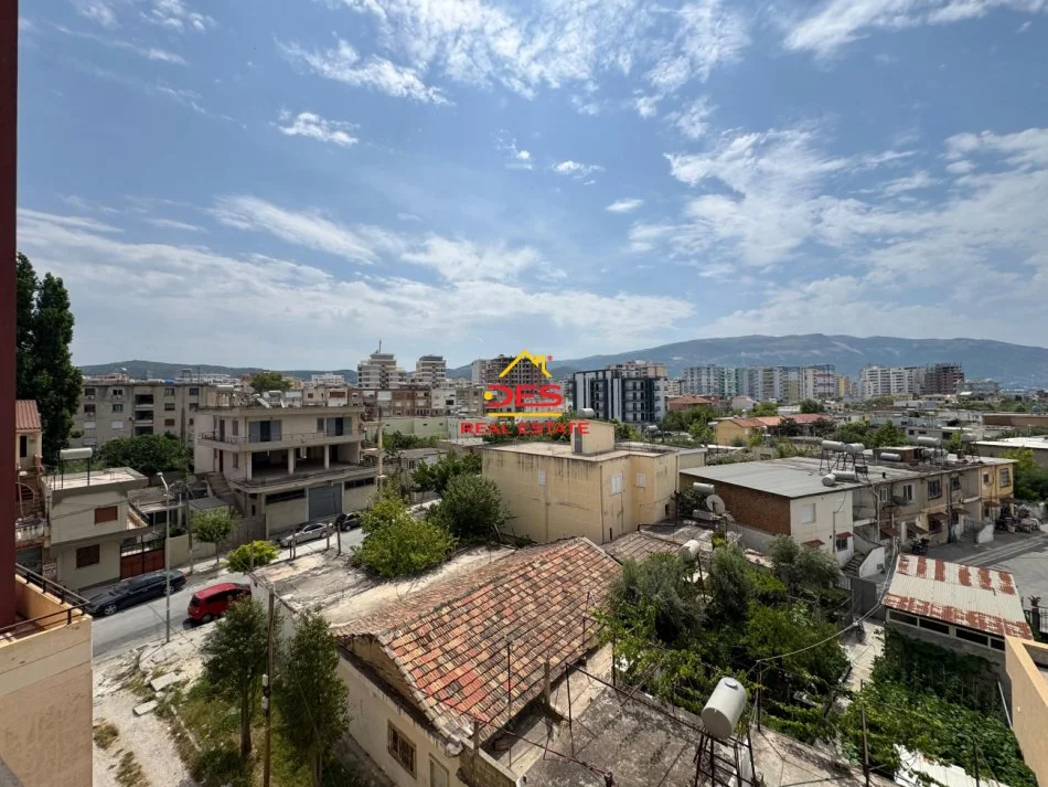 Vlore, shitet apartament 1+1+Ballkon Kati 4, 51 m² 70.000 € (Rruga Zaho Koka)