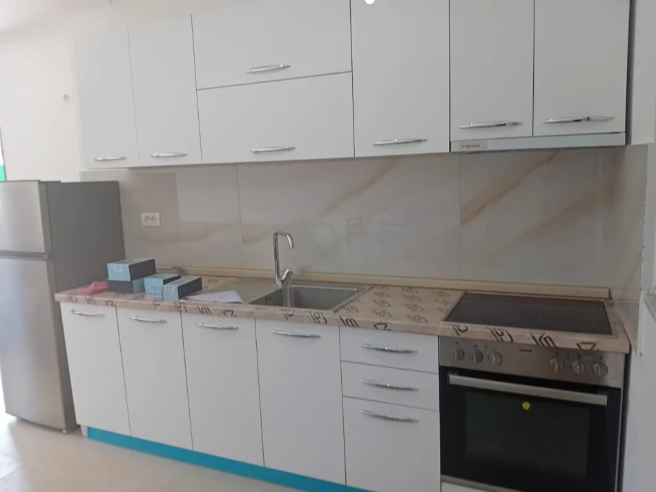 Tirane, jepet me qera shtepi 1+1, Kati 1, 40 m² 300 € (Rruga 5 Maji)