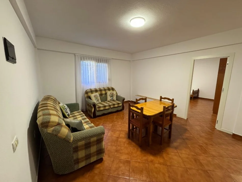 Tirane, jepet me qera apartament 1+1+Ballkon Kati 1, 55 m² 410 € (rruga pjeter budi)