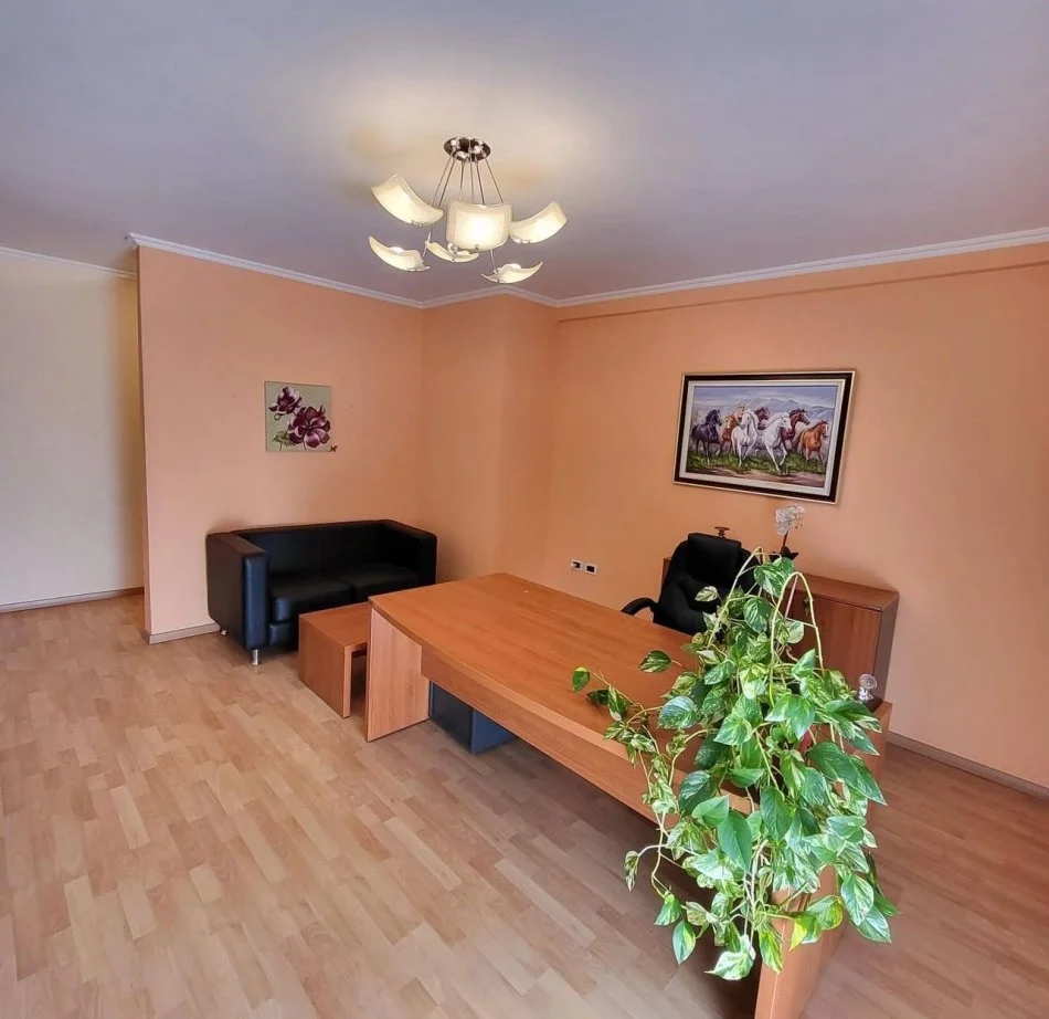 Tirane, jepet me qera zyre Kati 2, 70 m² 600 € (Stadiumi Dinamo)