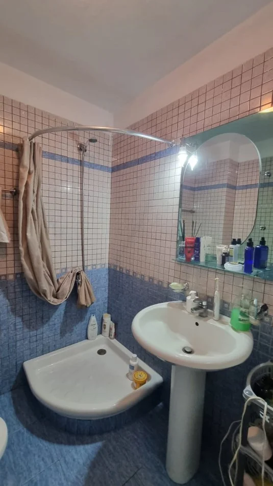 Tirane, jepet me qera apartament 1+1+Ballkon Kati 2, 70 m² 550 € (Petro Korcari)
