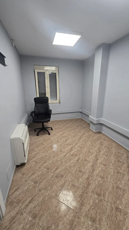 Tirane, jepet me qera zyre Kati 1, 60 m² 450 € (rruga qemal stafa , pazari i ri , shkolla e kuqe)