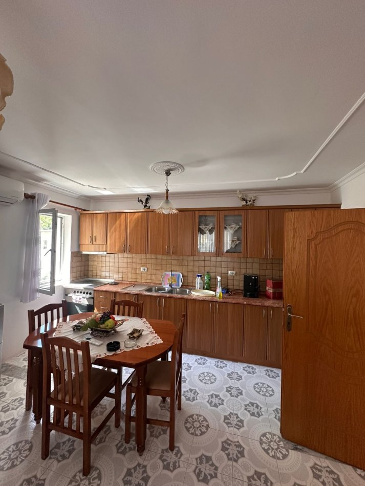 Tirane, jepet me qera apartament 1+1 Kati 1, 100 m² 350 € (Babrru)