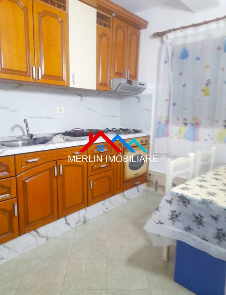 Tirane, jepet me qera apartament 1+1+Ballkon Kati 1, 60 m² 310 € (RRUGA ADEM SHEHU,INSTITUT.)
