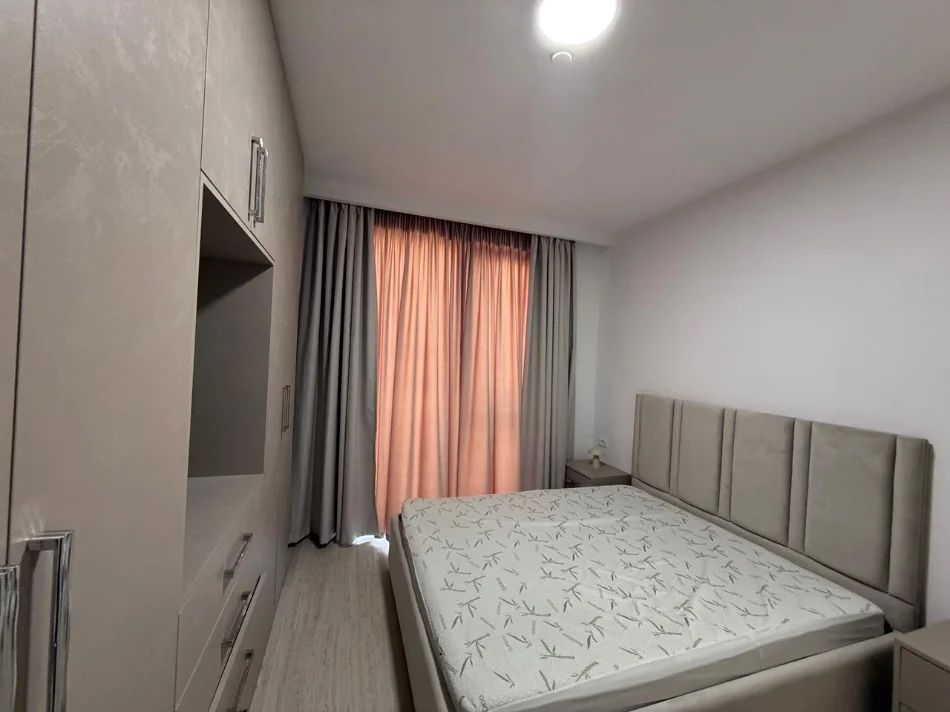 Tirane, jepet me qera apartament 3+1 Kati 2, 120 m² 1.450 € (liqeni thate)
