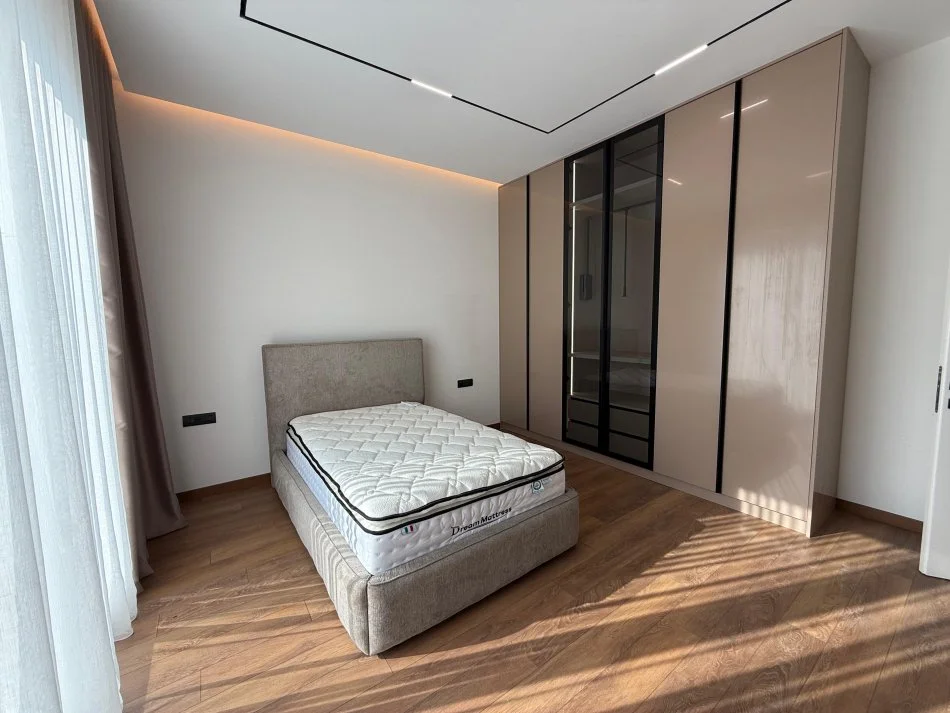 Tirane, jepet me qera apartament 4+1 Kati 1, 800 m² 4.000 € (LIQENI I THATE)