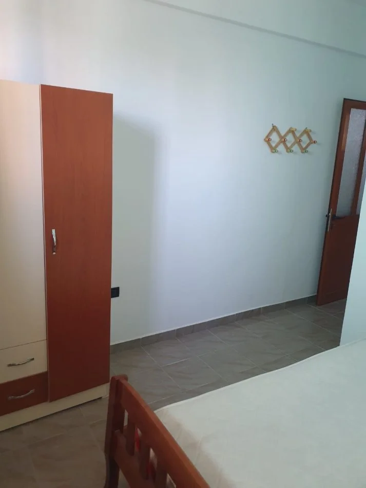 Tirane, jepet me qera apartament 1+1 Kati 1, 70 m² 280 € (Yzberisht, Shkolla Myslim Shima)