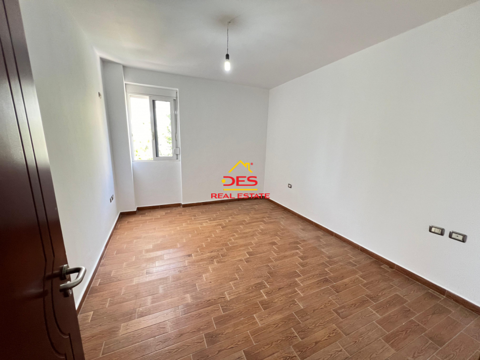Vlore, shitet apartament 2+1+Ballkon Kati 2, 106 m² 175.000 € (Rruga Murat Tërbaçi)