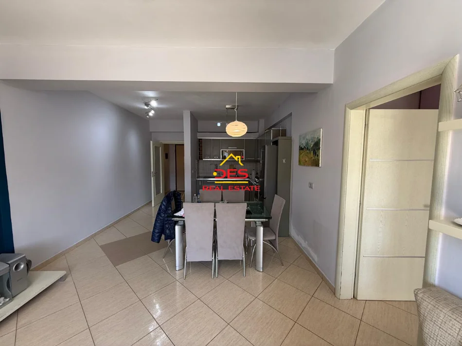 Vlore, jepet me qera apartament 1+1+Ballkon Kati 8, 70 m² 550 € (Rruga Çamëria)