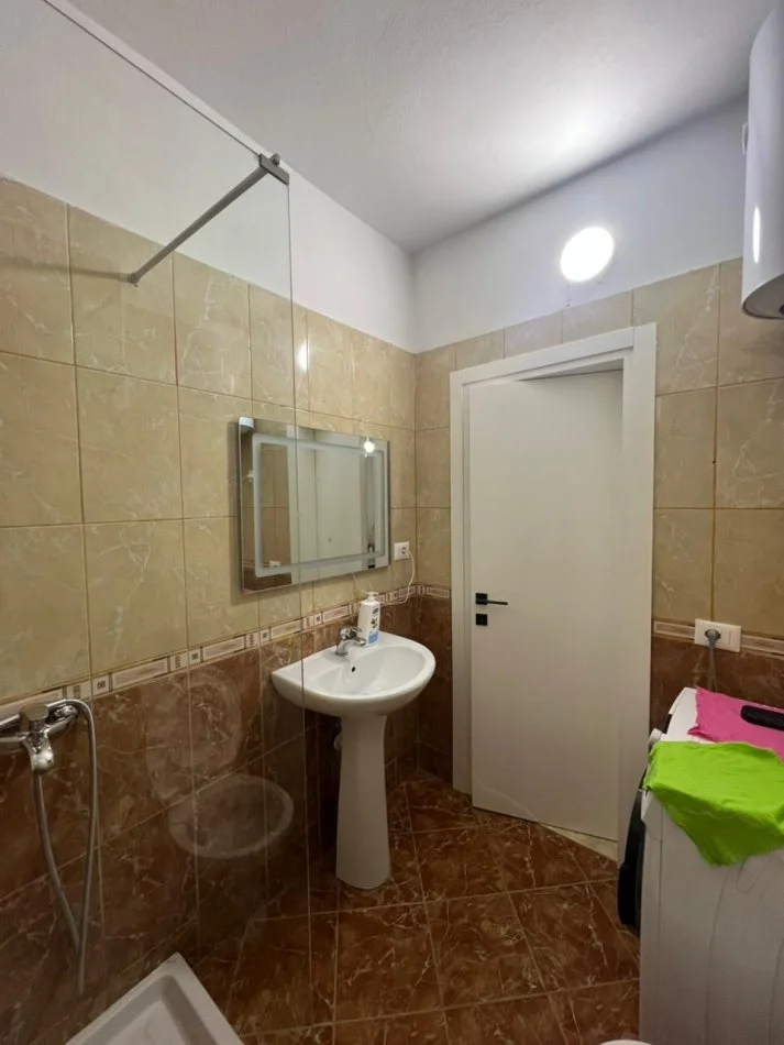 Tirane, jepet me qera apartament 1+1+Ballkon Kati 2, 68 m² 500 € (oslo astir)