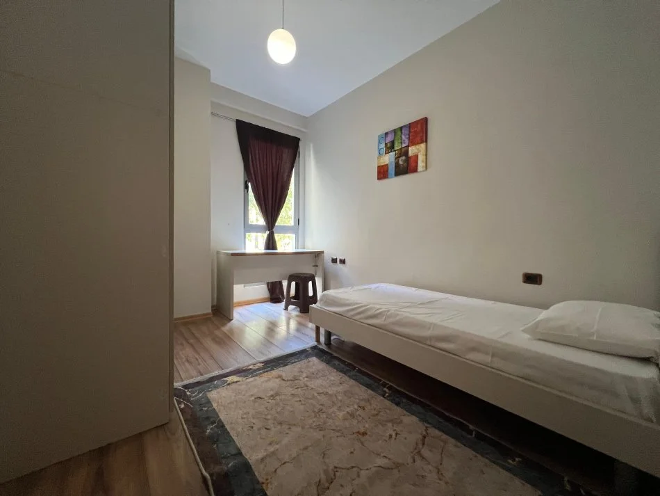 Tirane, jepet me qera apartament 2+1+Ballkon Kati 2, 850 € (Myslym Shyri)
