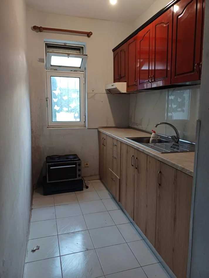 Tirane, jepet me qera apartament 1+1 Kati 1, 74 m² 350 € (Bulevardi Bajram Curri)