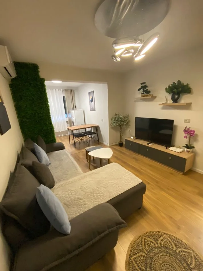 Tirane, jepet me qera apartament 2+1 Kati 4, 80 m² 600 € (ish fusha e aviacionit)