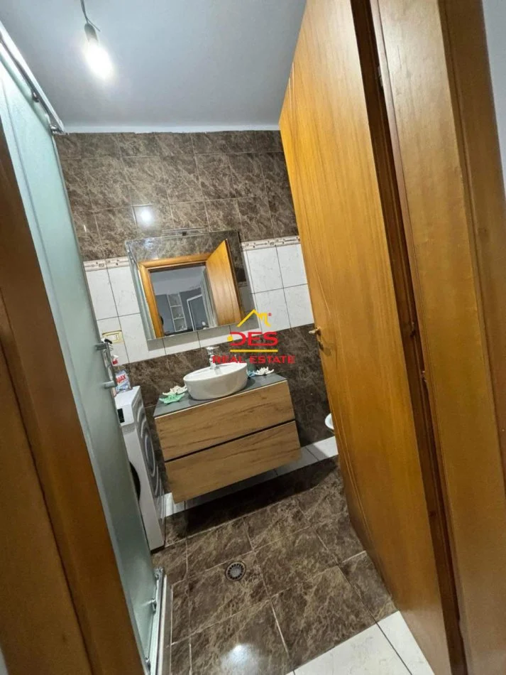 Vlore, jepet me qera apartament 1+1+Ballkon Kati 6, 70 m² 400 € (Rruga Gjergj Arianiti)