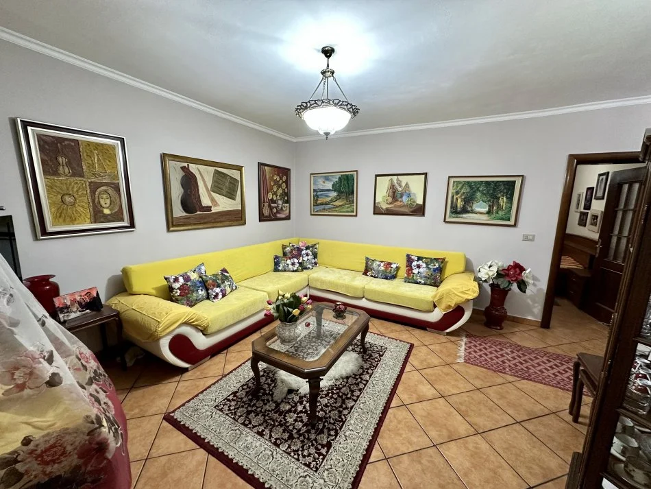 Tirane, jepet me qera apartament 2+1+Ballkon Kati 4, 75 m² 650 € (Perballe Universitetit Te Sporteve)