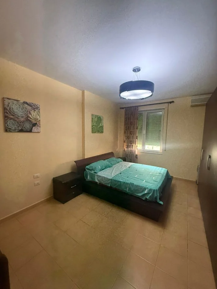 Tirane, jepet me qera apartament duplex 2+1 Kati 2, 100 m² 880 € (Rruga Mustafa Matohiti)