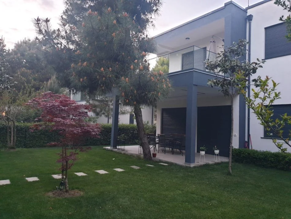 Gjiri Lalezit | Hamallaj, Me hipoteke e Mobiluar shitet Vile 2 Katshe , 500 m² (Vala Mare Gjiri Lalzit)