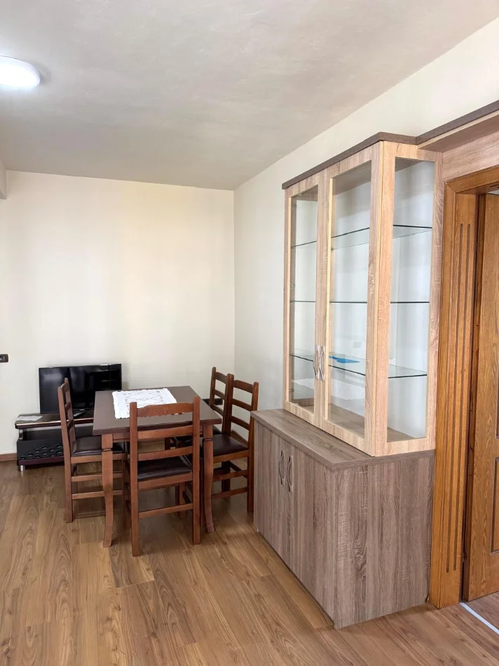 Shengjin, jepet me qera apartament 1+1+Aneks+Ballkon Kati 3, 50 € (Rruga kryesore)