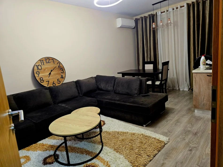 Tirane, jepet me qera apartament 1+1+Ballkon Kati 8, 65 m² 600 € (Kompleksi Kontakt, 21 Dhjetori)