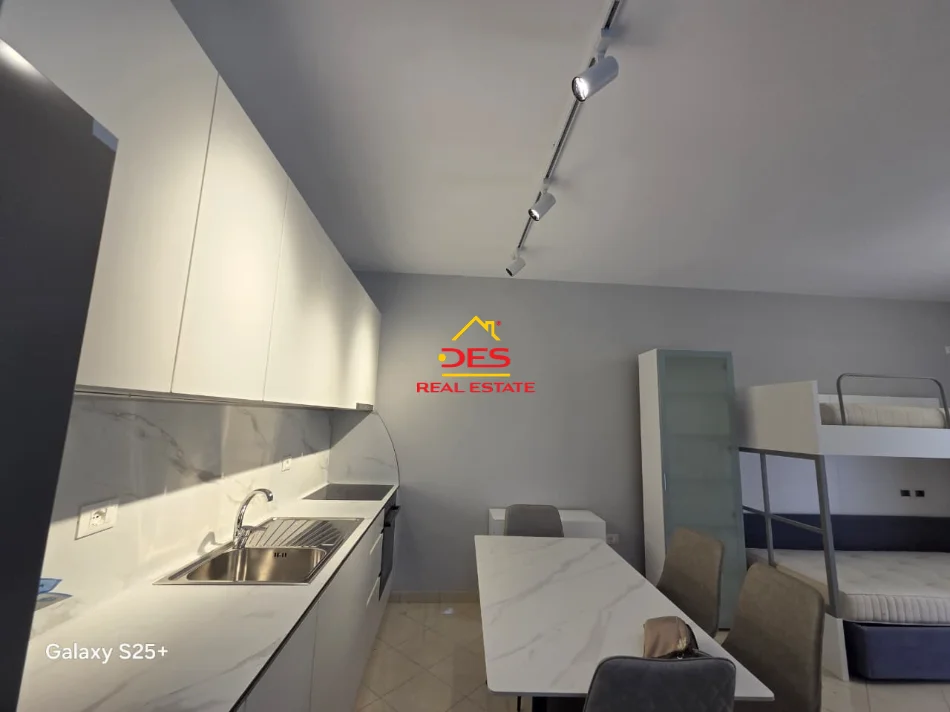 Vlore, jepet me qera apartament 1+1+Ballkon Kati 1, 70 m² 450 € (Rruga Aleksandër Moisu)