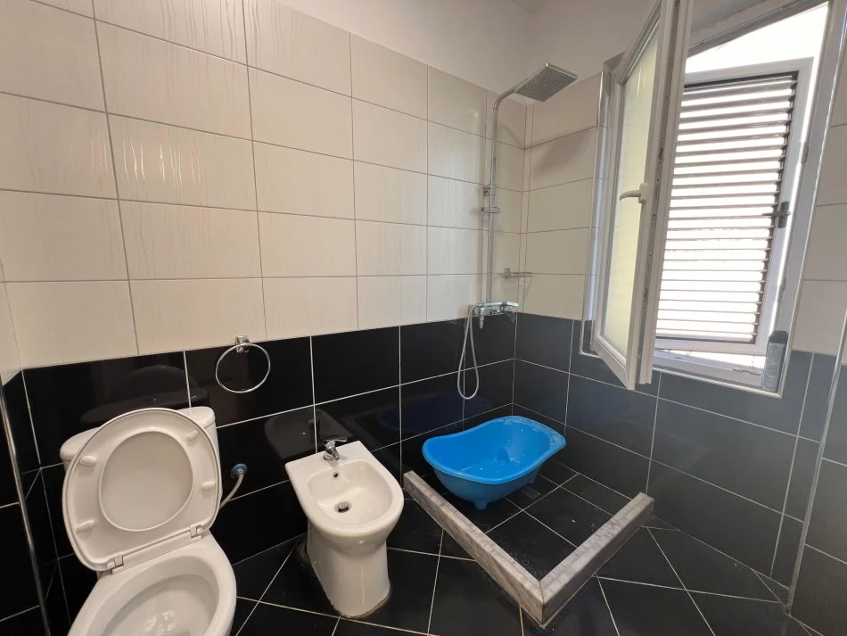 Tirane, shitet apartament 2+1+Ballkon Kati 1, 93 m² 125.000 € (Fresku)