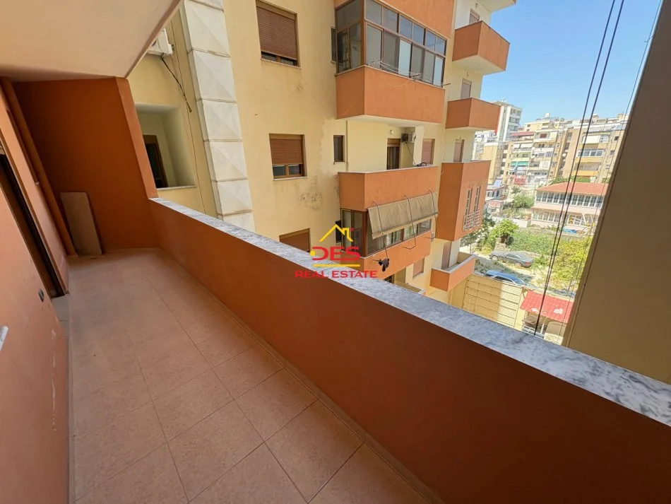 Vlore, jepet me qera apartament 2+1+Ballkon Kati 4, 120 m² 400 € (Rruga Kosova)