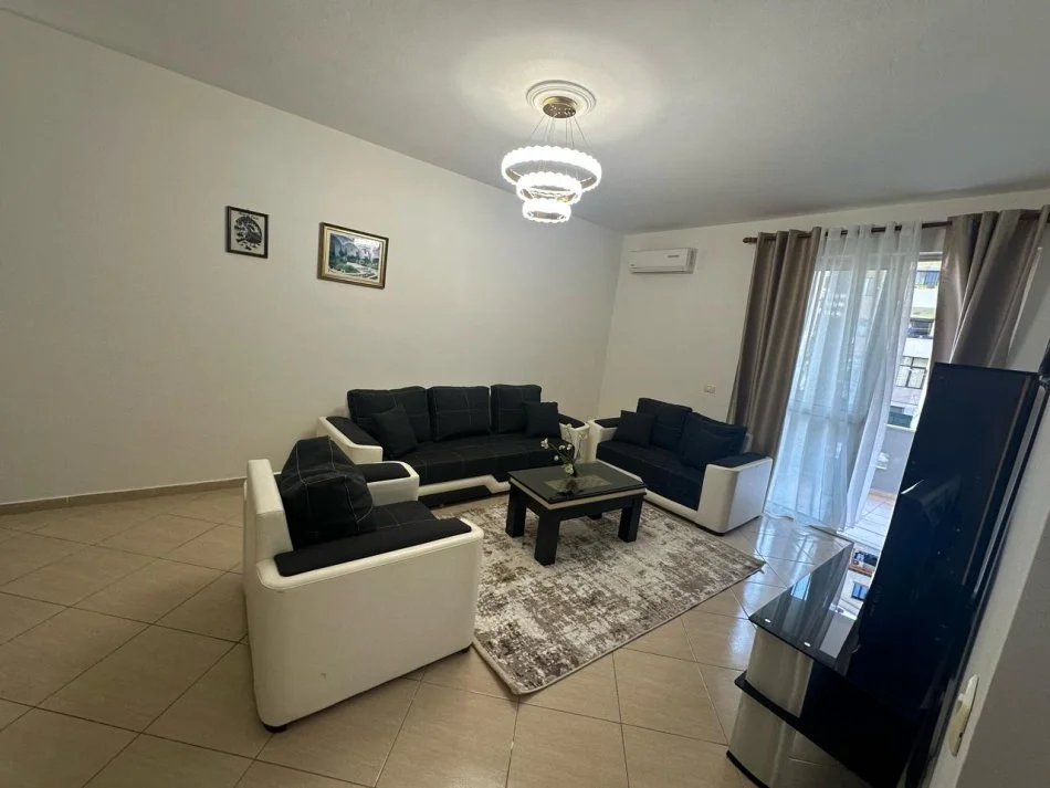 Tirane, jepet me qera apartament 1+1+Ballkon Kati 2, 80 m² 500 € (Komuna e Parisit)