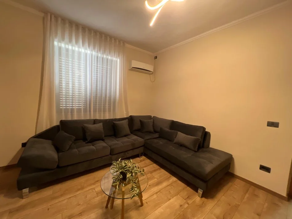 Tirane, jap me qera apartament 3+1+Ballkon Kati 3, 120 m² 650 € (Rruga kavajes)