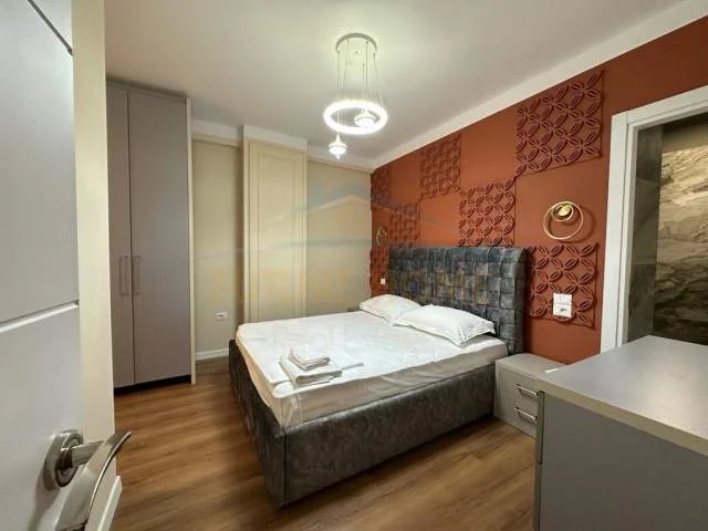 Tirane, jepet me qera apartament 2+1 Kati 7, 900 Euro (Komuna Parisit)