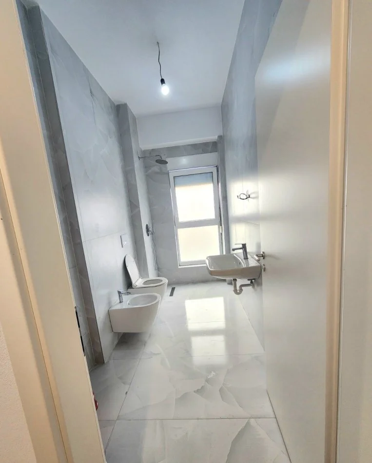 Tirane, jepet me qera apartament 1+1 Kati 2, 65 m² 450 € (Kompleksi Kaimi)