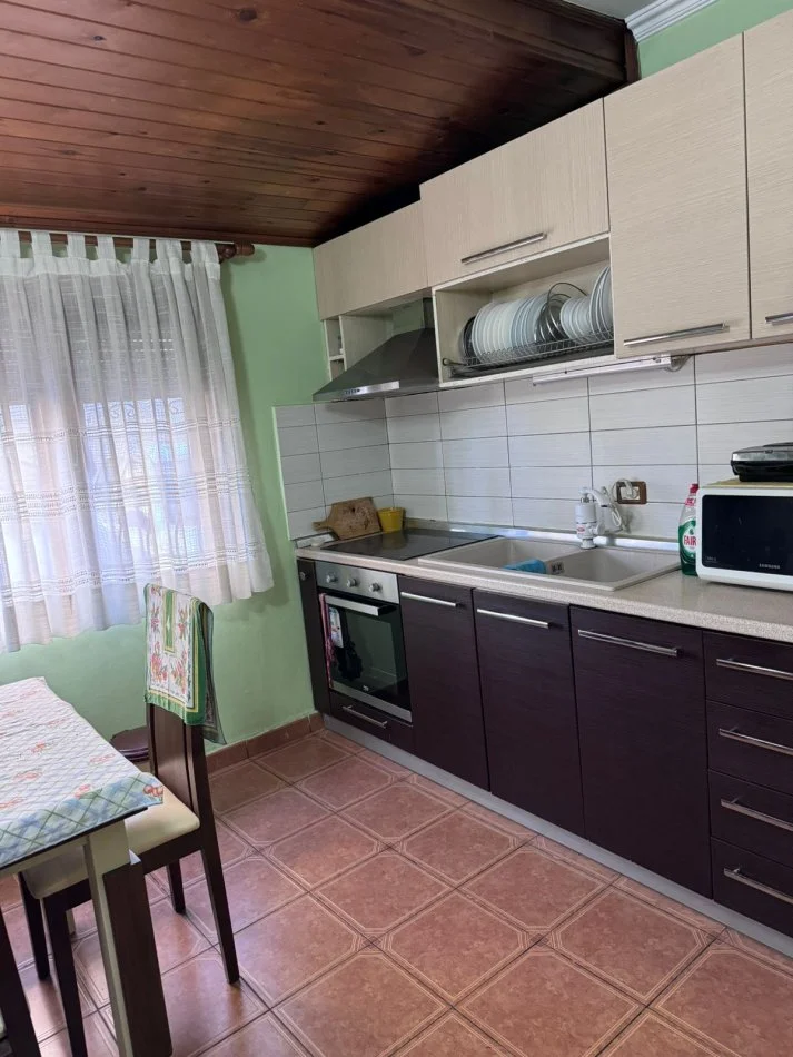 Tirane, jepet me qera apartament 2+1+Ballkon Kati 1, 80 m² 500 € (Bulevardi Bajram Curri)