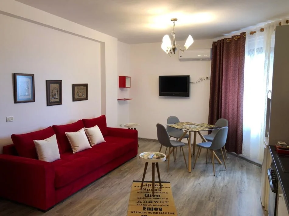 Tirane, jepet me qera garsonier 1+1 , 45 m² 400 € (Përball Delijorgjit)