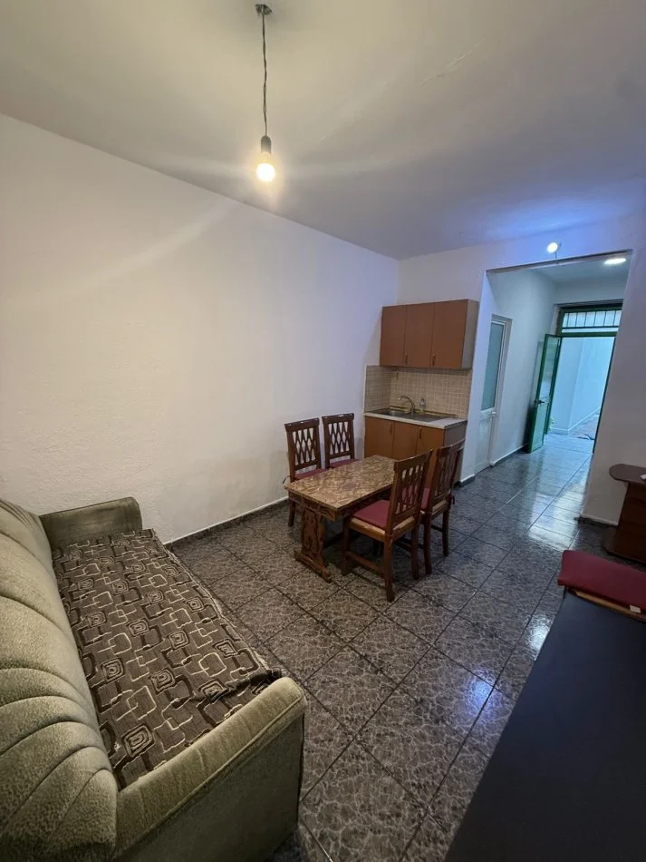 Tirane, jepet me qera Vile 1+1 Kati 1, 75 m² 400 Lek (rruga hysni gerbolli)