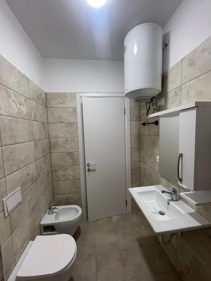 Tirane, jepet me qera apartament 2+1+Ballkon Kati 3, 9.793 m² 800 € (Rr.Don Bosko)