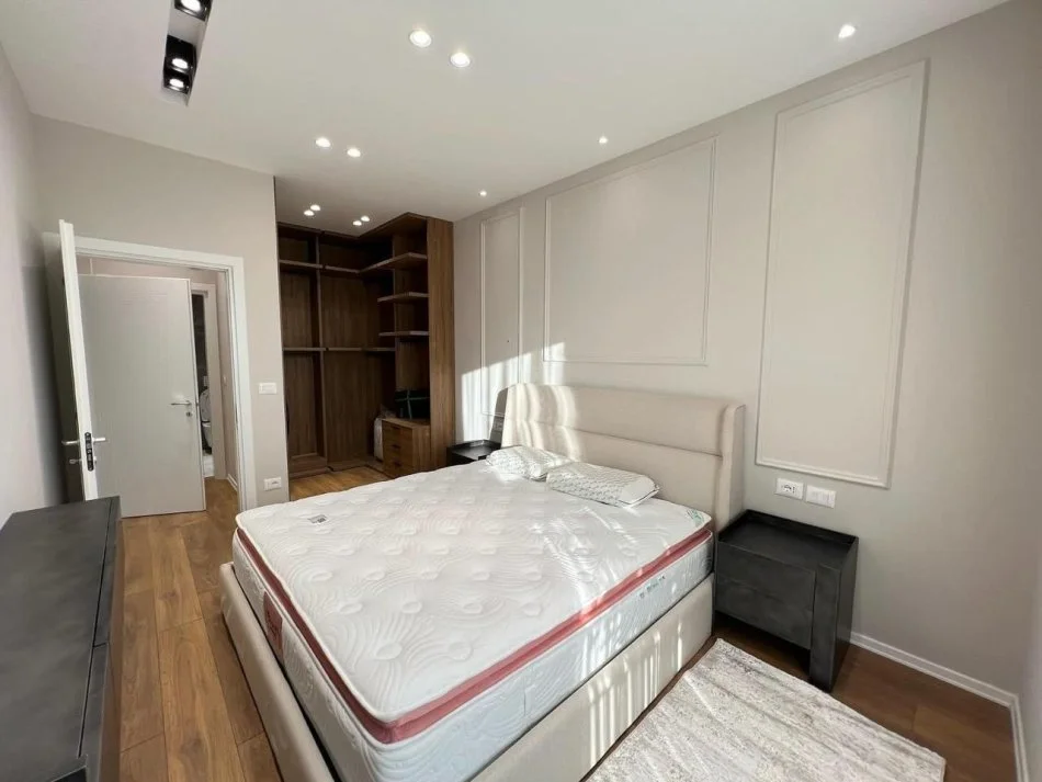 Tirane, jepet me qera apartament 1+1+Ballkon Kati 20, 77 m² 1.000 € (Garden Building Residence)