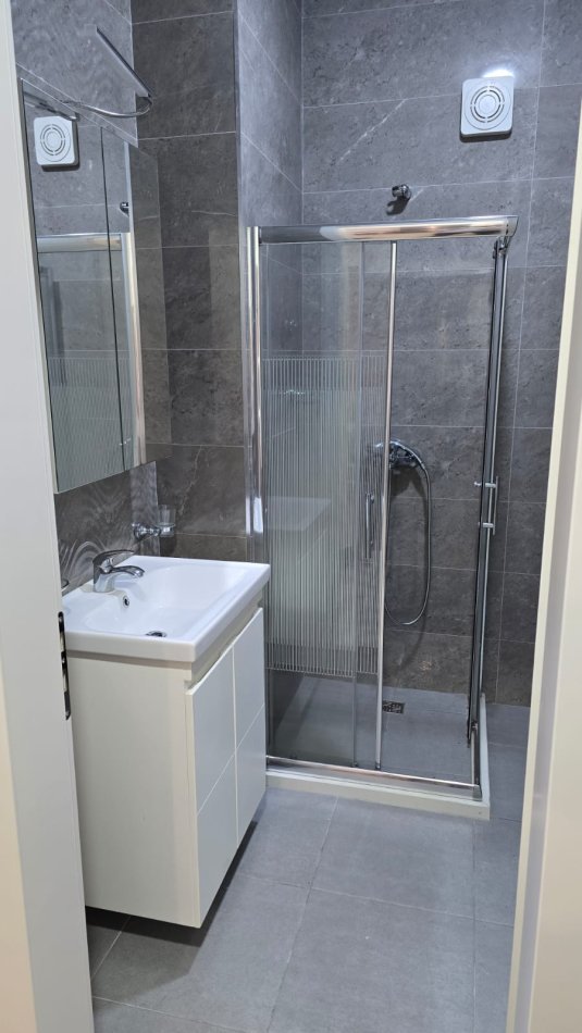 Tirane, jepet me qera apartament 1+1+Ballkon Kati 5, 70 m² 450 € (Astir)