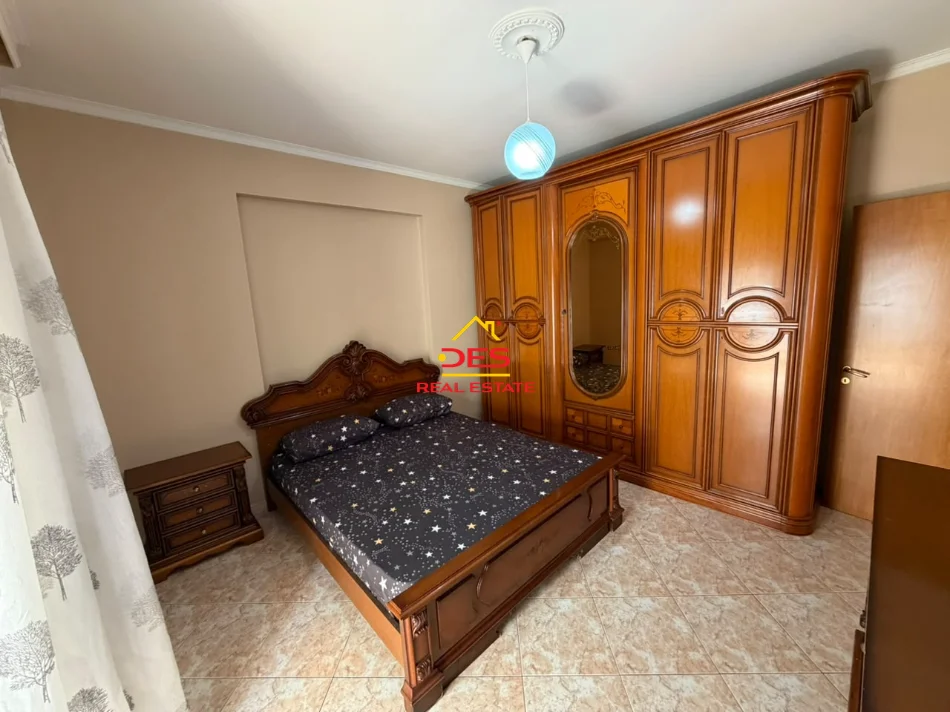 Vlore, jepet me qera apartament 2+1+Ballkon Kati 5, 110 m² 500 € (Bulevardi Vlorë Skelë)